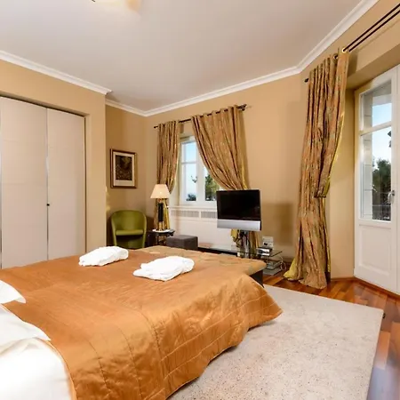 Luxury Seafront Castello Near Old Town With Private Pool 别墅