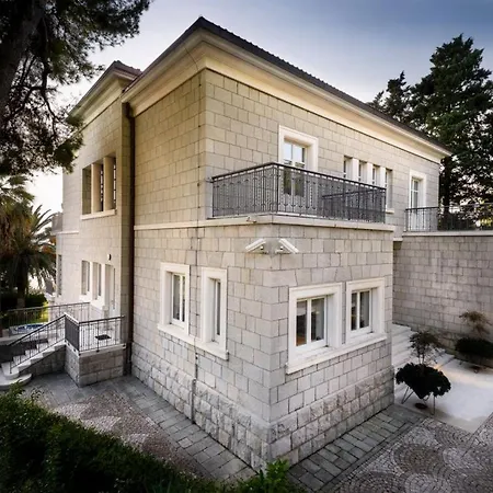 Luxury Seafront Castello With Heated Pool, Jacuzzi And Sauna At The In Villa Split