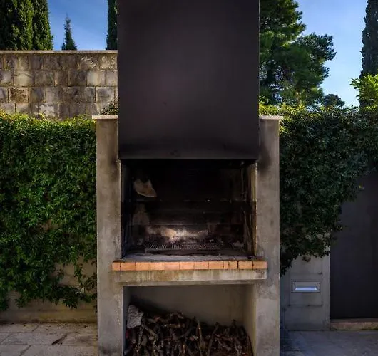 Luxury Seafront Castello With Heated Pool, Jacuzzi And Sauna At The In Split