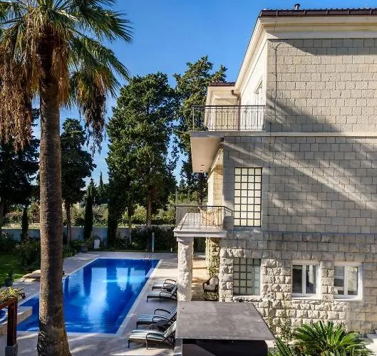 Luxury Seafront Castello With Heated Pool, Jacuzzi And Sauna At The In Split