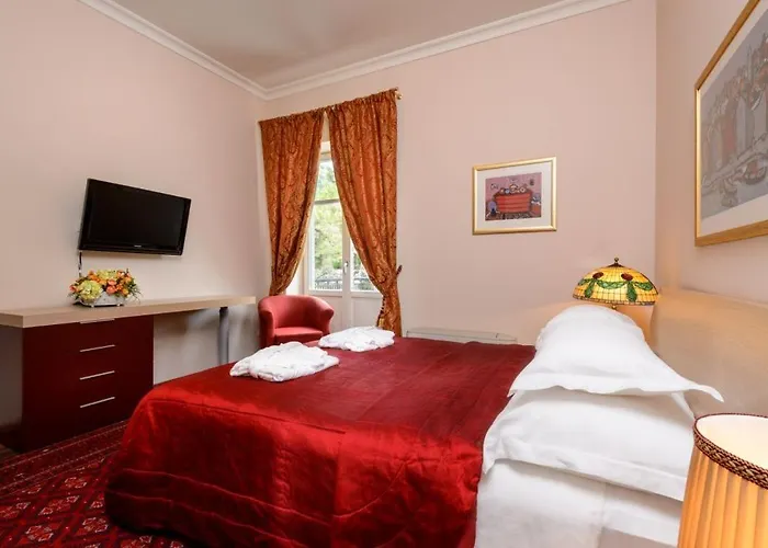 Luxury Seafront Castello With Heated Pool, Jacuzzi And Sauna At The In Vila Split