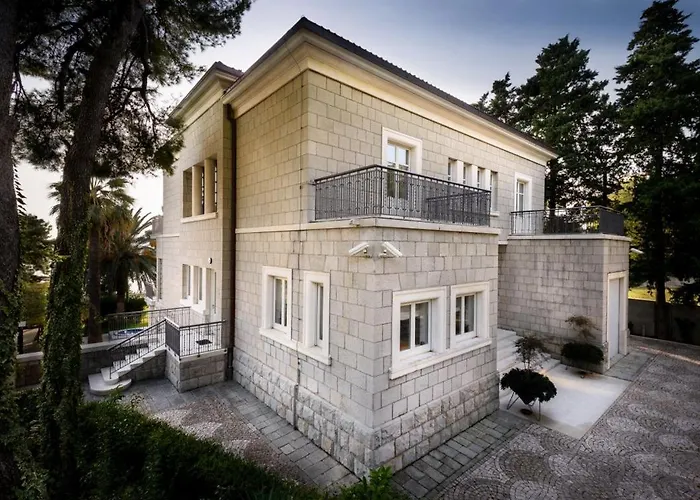 Luxury Seafront Castello With Heated Pool, Jacuzzi And Sauna At The In Vila Split