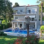 Luxury Seafront Castello Near Old Town With Private Pool