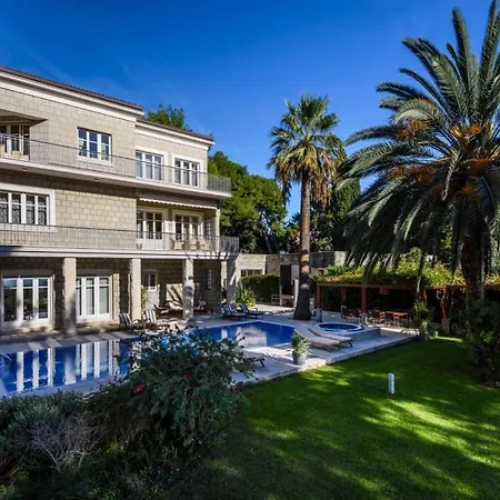 Luxury Seafront Castello With Heated Pool, Jacuzzi And Sauna At The In Сплит