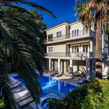 Luxury Seafront Castello With Heated Pool, Jacuzzi And Sauna At The In Сплит