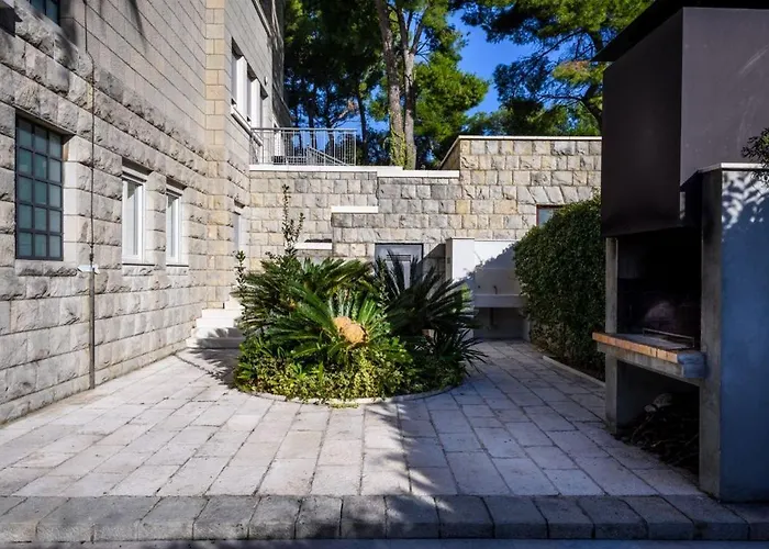 Luxury Seafront Castello With Heated Pool, Jacuzzi And Sauna At The In Σπλιτ