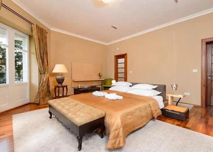 Luxury Seafront Castello With Heated Pool, Jacuzzi And Sauna At The In Σπλιτ